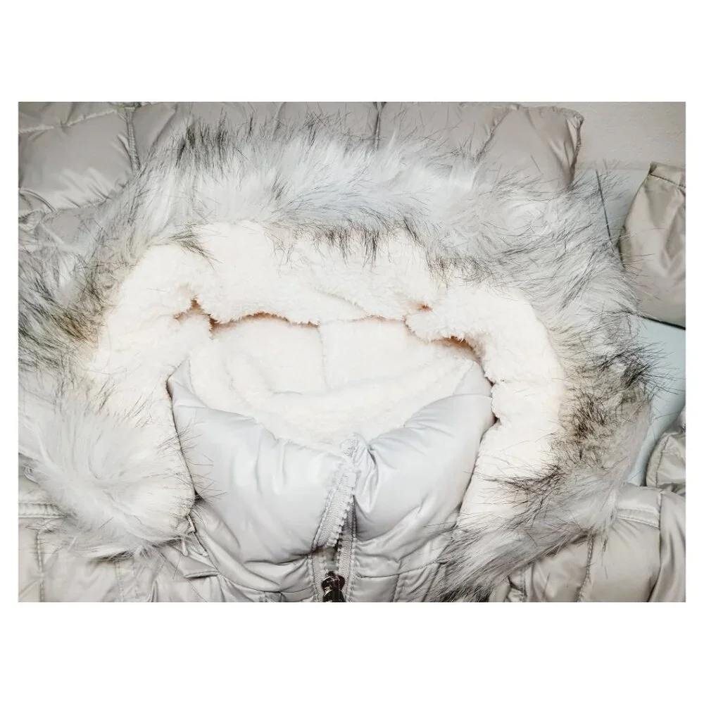 Long winter puffer coat with duffle button design with a zip closure - Picture 6 of 15